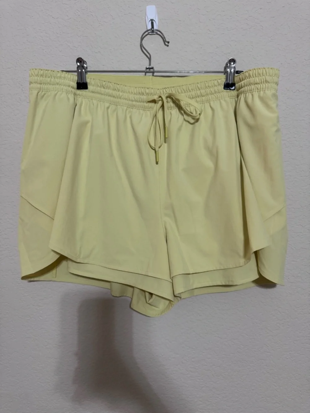 Calia Womens Size XL
Step Up Inner Brief High-Rise 3" Inseam Shorts Yellow/Green - Picture 7 of 8